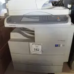 LOTE 182 - 01 IMPRESSORA SAMSUNG 6555 COM GAVETA EXTRA E GRAMPEADOR (NO ESTADO) ATENÇÃO! FAZER A VISITAÇÃO ANTES DE ARREMATAR, NÃO SABEMOS SE FUNCIONA. LEILÃO NÃO TEM GARANTIA E NEM DEVOLUÇÃO, SUJEITO A POSSÍVEIS AVARIAS VISÍVEIS/OCULTAS E/OU AUSÊNCIA DE COMPONENTES.