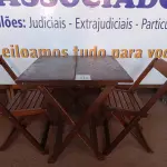 LOTE 210 - 01 MESA EM MADEIRA COM 02 CADEIRAS DOBRÁVEL COM AVARIAS. (NO ESTADO) ATENÇÃO! FAZER A VISITAÇÃO ANTES DE ARREMATAR, NÃO SABEMOS SE FUNCIONA. LEILÃO NÃO TEM GARANTIA E NEM DEVOLUÇÃO, SUJEITO A POSSÍVEIS AVARIAS VISÍVEIS/OCULTAS E/OU AUSÊNCIA DE COMPONENTES.