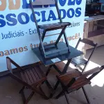 LOTE 290 - 01 MESA COM 04 CADEIRAS COM AVARIAS EM MADEIRA DOBRÁVEL. (NO ESTADO) ATENÇÃO! FAZER A VISITAÇÃO ANTES DE ARREMATAR, NÃO SABEMOS SE FUNCIONA. LEILÃO NÃO TEM GARANTIA E NEM DEVOLUÇÃO, SUJEITO A POSSÍVEIS AVARIAS VISÍVEIS/OCULTAS E/OU AUSÊNCIA DE COMPONENTES.