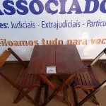 LOTE 250 - 01 MESA COM 02 CADEIRAS EM MADEIRA. (NO ESTADO) ATENÇÃO! FAZER A VISITAÇÃO ANTES DE ARREMATAR, NÃO SABEMOS SE FUNCIONA. LEILÃO NÃO TEM GARANTIA E NEM DEVOLUÇÃO, SUJEITO A POSSÍVEIS AVARIAS VISÍVEIS/OCULTAS E/OU AUSÊNCIA DE COMPONENTES.
