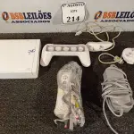 LOTE 214 - 01 VÍDEO GAME NINTENDO WII COM ACESSÓRIOS. (NO ESTADO) ATENÇÃO! FAZER A VISITAÇÃO ANTES DE ARREMATAR, NÃO SABEMOS SE FUNCIONA. LEILÃO NÃO TEM GARANTIA E NEM DEVOLUÇÃO, SUJEITO A POSSÍVEIS AVARIAS VISÍVEIS/OCULTAS E/OU AUSÊNCIA DE COMPONENTES.