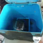 LOTE 166 - 01 BAÚ PARA MOTO COM CAPACETE. (NO ESTADO) ATENÇÃO! FAZER A VISITAÇÃO ANTES DE ARREMATAR, NÃO SABEMOS SE FUNCIONA. LEILÃO NÃO TEM GARANTIA E NEM DEVOLUÇÃO, SUJEITO A POSSÍVEIS AVARIAS VISÍVEIS/OCULTAS E/OU AUSÊNCIA DE COMPONENTES.