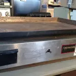 LOTE 277 - 01 CHAPA A GÁS MARCA METALCUBAS. (NO ESTADO) ATENÇÃO! FAZER A VISITAÇÃO ANTES DE ARREMATAR, NÃO SABEMOS SE FUNCIONA. LEILÃO NÃO TEM GARANTIA E NEM DEVOLUÇÃO, SUJEITO A POSSÍVEIS AVARIAS VISÍVEIS/OCULTAS E/OU AUSÊNCIA DE COMPONENTES.