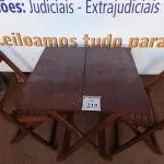 LOTE 210 - 01 MESA EM MADEIRA COM 02 CADEIRAS DOBRÁVEL COM AVARIAS. (NO ESTADO) ATENÇÃO! FAZER A VISITAÇÃO ANTES DE ARREMATAR, NÃO SABEMOS SE FUNCIONA. LEILÃO NÃO TEM GARANTIA E NEM DEVOLUÇÃO, SUJEITO A POSSÍVEIS AVARIAS VISÍVEIS/OCULTAS E/OU AUSÊNCIA DE COMPONENTES.