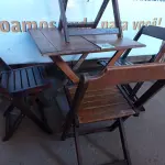 LOTE 280 - 01 MESA COM 04 CADEIRAS COM AVARIAS EM MADEIRA DOBRÁVEL. (NO ESTADO) ATENÇÃO! FAZER A VISITAÇÃO ANTES DE ARREMATAR, NÃO SABEMOS SE FUNCIONA. LEILÃO NÃO TEM GARANTIA E NEM DEVOLUÇÃO, SUJEITO A POSSÍVEIS AVARIAS VISÍVEIS/OCULTAS E/OU AUSÊNCIA DE COMPONENTES.