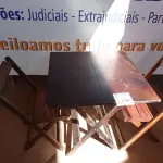 LOTE 230 - 01 MESA EM MADEIRA COM 02 CADEIRAS DOBRÁVEL COM AVARIAS. (NO ESTADO) ATENÇÃO! FAZER A VISITAÇÃO ANTES DE ARREMATAR, NÃO SABEMOS SE FUNCIONA. LEILÃO NÃO TEM GARANTIA E NEM DEVOLUÇÃO, SUJEITO A POSSÍVEIS AVARIAS VISÍVEIS/OCULTAS E/OU AUSÊNCIA DE COMPONENTES.