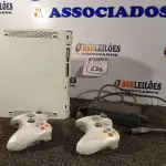 LOTE 236 - 01 XBOX 360 COM FONTE E 02 CONTROLES. (NO ESTADO) ATENÇÃO! FAZER A VISITAÇÃO ANTES DE ARREMATAR, NÃO SABEMOS SE FUNCIONA. LEILÃO NÃO TEM GARANTIA E NEM DEVOLUÇÃO, SUJEITO A POSSÍVEIS AVARIAS VISÍVEIS/OCULTAS E/OU AUSÊNCIA DE COMPONENTES.