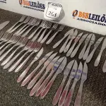 LOTE 263 - 01 LOTE COM 20 FACAS, 20 GARFOS E 01 ESPÁTULA PARA CORTAR BOLO. (NO ESTADO) ATENÇÃO! FAZER A VISITAÇÃO ANTES DE ARREMATAR, NÃO SABEMOS SE FUNCIONA. LEILÃO NÃO TEM GARANTIA E NEM DEVOLUÇÃO, SUJEITO A POSSÍVEIS AVARIAS VISÍVEIS/OCULTAS E/OU AUSÊNCIA DE COMPONENTES.