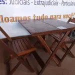 LOTE 210 - 01 MESA EM MADEIRA COM 02 CADEIRAS DOBRÁVEL COM AVARIAS. (NO ESTADO) ATENÇÃO! FAZER A VISITAÇÃO ANTES DE ARREMATAR, NÃO SABEMOS SE FUNCIONA. LEILÃO NÃO TEM GARANTIA E NEM DEVOLUÇÃO, SUJEITO A POSSÍVEIS AVARIAS VISÍVEIS/OCULTAS E/OU AUSÊNCIA DE COMPONENTES.