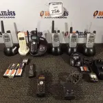 LOTE 256 - 04 APARELHOS WALK TALK; RÁDIOS COMUNICADORES COM CARREGADOR E 03 APARELHOS TELEFÔNICOS DIVERSOS. (NO ESTADO) ATENÇÃO! FAZER A VISITAÇÃO ANTES DE ARREMATAR, NÃO SABEMOS SE FUNCIONA. LEILÃO NÃO TEM GARANTIA E NEM DEVOLUÇÃO, SUJEITO A POSSÍVEIS AVARIAS VISÍVEIS/OCULTAS E/OU AUSÊNCIA DE COMPONENTES.