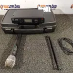LOTE 203 - 01 MALETA COM 01 TRANSMISSOR E 01 MICROFONE SEM FIO. (NO ESTADO) ATENÇÃO! FAZER A VISITAÇÃO ANTES DE ARREMATAR, NÃO SABEMOS SE FUNCIONA. LEILÃO NÃO TEM GARANTIA E NEM DEVOLUÇÃO, SUJEITO A POSSÍVEIS AVARIAS VISÍVEIS/OCULTAS E/OU AUSÊNCIA DE COMPONENTES.