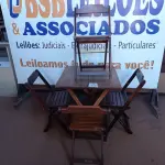 LOTE 270 - 01 MESA COM 04 CADEIRAS COM AVARIAS EM MADEIRA DOBRÁVEL. (NO ESTADO) ATENÇÃO! FAZER A VISITAÇÃO ANTES DE ARREMATAR, NÃO SABEMOS SE FUNCIONA. LEILÃO NÃO TEM GARANTIA E NEM DEVOLUÇÃO, SUJEITO A POSSÍVEIS AVARIAS VISÍVEIS/OCULTAS E/OU AUSÊNCIA DE COMPONENTES.