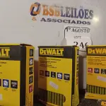 LOTE 246 - 04 CAIXAS DE GRAMPOS 18GA ¼’’ DEWALT. (NO ESTADO) ATENÇÃO! FAZER A VISITAÇÃO ANTES DE ARREMATAR, NÃO SABEMOS SE FUNCIONA. LEILÃO NÃO TEM GARANTIA E NEM DEVOLUÇÃO, SUJEITO A POSSÍVEIS AVARIAS VISÍVEIS/OCULTAS E/OU AUSÊNCIA DE COMPONENTES.