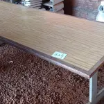 LOTE 314 - 01 MESA COM BASE EM FERRO E TAMPO EM MADEIRA. (NO ESTADO) ATENÇÃO! FAZER A VISITAÇÃO ANTES DE ARREMATAR, NÃO SABEMOS SE FUNCIONA. LEILÃO NÃO TEM GARANTIA E NEM DEVOLUÇÃO, SUJEITO A POSSÍVEIS AVARIAS VISÍVEIS/OCULTAS E/OU AUSÊNCIA DE COMPONENTES.