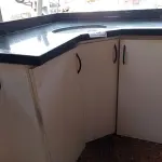 LOTE 540 - 01 ARMÁRIO DE CANTO PARA BANHEIRO COM PIA E PEDRA EM GRANITO (NO ESTADO) ATENÇÃO! FAZER A VISITAÇÃO ANTES DE ARREMATAR, NÃO SABEMOS SE FUNCIONA. LEILÃO NÃO TEM GARANTIA E NEM DEVOLUÇÃO, SUJEITO A POSSÍVEIS AVARIAS VISÍVEIS/OCULTAS E/OU AUSÊNCIA DE COMPONENTES.