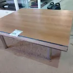 LOTE 526 -  01 MESA DE CENTRO COM TAMPO EM MADEIRA E BASE CROMADA. (NO ESTADO) ATENÇÃO! FAZER A VISITAÇÃO ANTES DE ARREMATAR, NÃO SABEMOS SE FUNCIONA. LEILÃO NÃO TEM GARANTIA E NEM DEVOLUÇÃO, SUJEITO A POSSÍVEIS AVARIAS VISÍVEIS/OCULTAS E/OU AUSÊNCIA DE COMPONENTES.