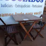 LOTE 390 - 01 MESA COM 04 CADEIRAS COM AVARIAS EM MADEIRA DOBRÁVEL. (NO ESTADO) ATENÇÃO! FAZER A VISITAÇÃO ANTES DE ARREMATAR, NÃO SABEMOS SE FUNCIONA. LEILÃO NÃO TEM GARANTIA E NEM DEVOLUÇÃO, SUJEITO A POSSÍVEIS AVARIAS VISÍVEIS/OCULTAS E/OU AUSÊNCIA DE COMPONENTES.