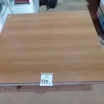 LOTE 526 -  01 MESA DE CENTRO COM TAMPO EM MADEIRA E BASE CROMADA. (NO ESTADO) ATENÇÃO! FAZER A VISITAÇÃO ANTES DE ARREMATAR, NÃO SABEMOS SE FUNCIONA. LEILÃO NÃO TEM GARANTIA E NEM DEVOLUÇÃO, SUJEITO A POSSÍVEIS AVARIAS VISÍVEIS/OCULTAS E/OU AUSÊNCIA DE COMPONENTES.