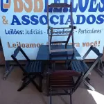 LOTE 310 - 01 MESA COM 04 CADEIRAS COM AVARIAS EM MADEIRA DOBRÁVEL. (NO ESTADO) ATENÇÃO! FAZER A VISITAÇÃO ANTES DE ARREMATAR, NÃO SABEMOS SE FUNCIONA. LEILÃO NÃO TEM GARANTIA E NEM DEVOLUÇÃO, SUJEITO A POSSÍVEIS AVARIAS VISÍVEIS/OCULTAS E/OU AUSÊNCIA DE COMPONENTES.