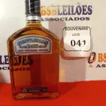 LOTE 041 -  01 GARRAFA DE WHISKY GENTLEMAN JACK 1LITRO. LACRADO.  (NO ESTADO EM QUE SE ENCONTRA) ATENÇÃO! FAZER A VISITAÇÃO ANTES DE ARREMATAR, NÃO SABEMOS SE FUNCIONA. LEILÃO NÃO TEM GARANTIA E NEM DEVOLUÇÃO, SUJEITO A POSSÍVEIS AVARIAS VISÍVEIS/OCULTAS E/OU AUSÊNCIA DE COMPONENTES.  
