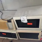 LOTE 484 - 04 MICRO ONDAS SENDO 01 MICRO ONDAS COM PRATO.  (NO ESTADO) ATENÇÃO! FAZER A VISITAÇÃO ANTES DE ARREMATAR, NÃO SABEMOS SE FUNCIONA. LEILÃO NÃO TEM GARANTIA E NEM DEVOLUÇÃO, SUJEITO A POSSÍVEIS AVARIAS VISÍVEIS/OCULTAS E/OU AUSÊNCIA DE COMPONENTES.