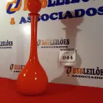 LOTE 044 - 01 GARRAFA MURANA VERMELHA C/ TAMPA. (NO ESTADO EM QUE SE ENCONTRA) ATENÇÃO! FAZER A VISITAÇÃO ANTES DE ARREMATAR, NÃO SABEMOS SE FUNCIONA. LEILÃO NÃO TEM GARANTIA E NEM DEVOLUÇÃO, SUJEITO A POSSÍVEIS AVARIAS VISÍVEIS/OCULTAS E/OU AUSÊNCIA DE COMPONENTES.  