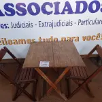 LOTE 390 - 01 MESA COM 04 CADEIRAS COM AVARIAS EM MADEIRA DOBRÁVEL. (NO ESTADO) ATENÇÃO! FAZER A VISITAÇÃO ANTES DE ARREMATAR, NÃO SABEMOS SE FUNCIONA. LEILÃO NÃO TEM GARANTIA E NEM DEVOLUÇÃO, SUJEITO A POSSÍVEIS AVARIAS VISÍVEIS/OCULTAS E/OU AUSÊNCIA DE COMPONENTES.