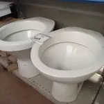 LOTE 505 - 02 VASOS SANITÁRIOS (NO ESTADO) ATENÇÃO! FAZER A VISITAÇÃO ANTES DE ARREMATAR, NÃO SABEMOS SE FUNCIONA. LEILÃO NÃO TEM GARANTIA E NEM DEVOLUÇÃO, SUJEITO A POSSÍVEIS AVARIAS VISÍVEIS/OCULTAS E/OU AUSÊNCIA DE COMPONENTES.