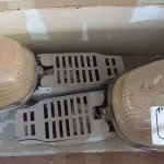 LOTE 333 - 02 LUMINÁRIAS PARA POSTE. (NO ESTADO) ATENÇÃO! FAZER A VISITAÇÃO ANTES DE ARREMATAR, NÃO SABEMOS SE FUNCIONA. LEILÃO NÃO TEM GARANTIA E NEM DEVOLUÇÃO, SUJEITO A POSSÍVEIS AVARIAS VISÍVEIS/OCULTAS E/OU AUSÊNCIA DE COMPONENTES.