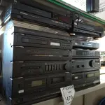 LOTE 470 - 02 APARELHOS DE SOM COM TOCA VINIL SEM CAIXA E 02 VHS DIVERSOS.  (NO ESTADO) ATENÇÃO! FAZER A VISITAÇÃO ANTES DE ARREMATAR, NÃO SABEMOS SE FUNCIONA. LEILÃO NÃO TEM GARANTIA E NEM DEVOLUÇÃO, SUJEITO A POSSÍVEIS AVARIAS VISÍVEIS/OCULTAS E/OU AUSÊNCIA DE COMPONENTES.
