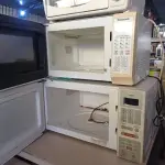 LOTE 405 - 02 MICRO-ONDAS SEM PRATO E 01 FORNO ELÉTRICO PEQUENO. (NO ESTADO) ATENÇÃO! FAZER A VISITAÇÃO ANTES DE ARREMATAR, NÃO SABEMOS SE FUNCIONA. LEILÃO NÃO TEM GARANTIA E NEM DEVOLUÇÃO, SUJEITO A POSSÍVEIS AVARIAS VISÍVEIS/OCULTAS E/OU AUSÊNCIA DE COMPONENTES.