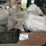 LOTE 336 - 02 CAIXAS COM GLOBOS EM VIDRO PARA LUMINÁRIAS. (NO ESTADO) ATENÇÃO! FAZER A VISITAÇÃO ANTES DE ARREMATAR, NÃO SABEMOS SE FUNCIONA. LEILÃO NÃO TEM GARANTIA E NEM DEVOLUÇÃO, SUJEITO A POSSÍVEIS AVARIAS VISÍVEIS/OCULTAS E/OU AUSÊNCIA DE COMPONENTES.