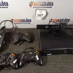 LOTE 507 -  01 VÍDEO GAME XBOX 360 COM 03 CONTROLES E 01 KINECT COM FONTE. (NO ESTADO) ATENÇÃO! FAZER A VISITAÇÃO ANTES DE ARREMATAR, NÃO SABEMOS SE FUNCIONA. LEILÃO NÃO TEM GARANTIA E NEM DEVOLUÇÃO, SUJEITO A POSSÍVEIS AVARIAS VISÍVEIS/OCULTAS E/OU AUSÊNCIA DE COMPONENTES.