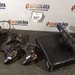 LOTE 507 -  01 VÍDEO GAME XBOX 360 COM 03 CONTROLES E 01 KINECT COM FONTE. (NO ESTADO) ATENÇÃO! FAZER A VISITAÇÃO ANTES DE ARREMATAR, NÃO SABEMOS SE FUNCIONA. LEILÃO NÃO TEM GARANTIA E NEM DEVOLUÇÃO, SUJEITO A POSSÍVEIS AVARIAS VISÍVEIS/OCULTAS E/OU AUSÊNCIA DE COMPONENTES.