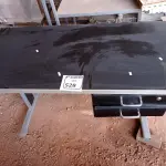 LOTE 528 -  01 MESA COM 02 GAVETAS. (NO ESTADO) ATENÇÃO! FAZER A VISITAÇÃO ANTES DE ARREMATAR, NÃO SABEMOS SE FUNCIONA. LEILÃO NÃO TEM GARANTIA E NEM DEVOLUÇÃO, SUJEITO A POSSÍVEIS AVARIAS VISÍVEIS/OCULTAS E/OU AUSÊNCIA DE COMPONENTES.