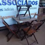 LOTE 340 - 01 MESA COM 04 CADEIRAS COM AVARIAS EM MADEIRA DOBRÁVEL. (NO ESTADO) ATENÇÃO! FAZER A VISITAÇÃO ANTES DE ARREMATAR, NÃO SABEMOS SE FUNCIONA. LEILÃO NÃO TEM GARANTIA E NEM DEVOLUÇÃO, SUJEITO A POSSÍVEIS AVARIAS VISÍVEIS/OCULTAS E/OU AUSÊNCIA DE COMPONENTES.