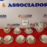 LOTE 005 - 01 BELÍSSIMO CONJUNTO DE CHÁ JAPONÊS CASCA OVO PORCELANA COM 01 BULE, 01 LEITEIRA, 01 MANTEIGUEIRA, 06 XICARAS DE CHÁ E 06 PIRES. (NO ESTADO EM QUE SE ENCONTRA) ATENÇÃO! FAZER A VISITAÇÃO ANTES DE ARREMATAR, NÃO SABEMOS SE FUNCIONA. LEILÃO NÃO TEM GARANTIA E NEM DEVOLUÇÃO, SUJEITO A POSSÍVEIS AVARIAS VISÍVEIS/OCULTAS E/OU AUSÊNCIA DE COMPONENTES.  