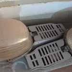 LOTE 333 - 02 LUMINÁRIAS PARA POSTE. (NO ESTADO) ATENÇÃO! FAZER A VISITAÇÃO ANTES DE ARREMATAR, NÃO SABEMOS SE FUNCIONA. LEILÃO NÃO TEM GARANTIA E NEM DEVOLUÇÃO, SUJEITO A POSSÍVEIS AVARIAS VISÍVEIS/OCULTAS E/OU AUSÊNCIA DE COMPONENTES.