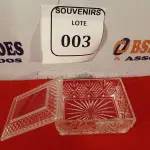 LOTE 003 - 01 CAIXINHA DE VIDRO COM TAMPA. (NO ESTADO EM QUE SE ENCONTRA) ATENÇÃO! FAZER A VISITAÇÃO ANTES DE ARREMATAR, NÃO SABEMOS SE FUNCIONA. LEILÃO NÃO TEM GARANTIA E NEM DEVOLUÇÃO, SUJEITO A POSSÍVEIS AVARIAS VISÍVEIS/OCULTAS E/OU AUSÊNCIA DE COMPONENTES.  