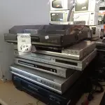 LOTE 415 - 02 APARELHOS DE SOM, 06 APARELHOS DE DVD, 01 VHS E 01 TOCA VINIL. (NO ESTADO) ATENÇÃO! FAZER A VISITAÇÃO ANTES DE ARREMATAR, NÃO SABEMOS SE FUNCIONA. LEILÃO NÃO TEM GARANTIA E NEM DEVOLUÇÃO, SUJEITO A POSSÍVEIS AVARIAS VISÍVEIS/OCULTAS E/OU AUSÊNCIA DE COMPONENTES.
