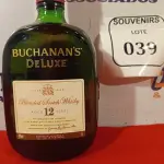 LOTE 039 - 01 GARRAFA DE WHISKY BUCHANAN ‘S DE LUXE 12 ANOS 1 LITRO. LACRADO.  (NO ESTADO EM QUE SE ENCONTRA) ATENÇÃO! FAZER A VISITAÇÃO ANTES DE ARREMATAR, NÃO SABEMOS SE FUNCIONA. LEILÃO NÃO TEM GARANTIA E NEM DEVOLUÇÃO, SUJEITO A POSSÍVEIS AVARIAS VISÍVEIS/OCULTAS E/OU AUSÊNCIA DE COMPONENTES.  