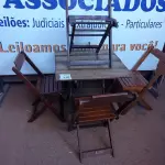 LOTE 340 - 01 MESA COM 04 CADEIRAS COM AVARIAS EM MADEIRA DOBRÁVEL. (NO ESTADO) ATENÇÃO! FAZER A VISITAÇÃO ANTES DE ARREMATAR, NÃO SABEMOS SE FUNCIONA. LEILÃO NÃO TEM GARANTIA E NEM DEVOLUÇÃO, SUJEITO A POSSÍVEIS AVARIAS VISÍVEIS/OCULTAS E/OU AUSÊNCIA DE COMPONENTES.