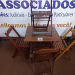 LOTE 410 - 01 MESA COM 04 CADEIRAS COM AVARIAS EM MADEIRA DOBRÁVEL. (NO ESTADO) ATENÇÃO! FAZER A VISITAÇÃO ANTES DE ARREMATAR, NÃO SABEMOS SE FUNCIONA. LEILÃO NÃO TEM GARANTIA E NEM DEVOLUÇÃO, SUJEITO A POSSÍVEIS AVARIAS VISÍVEIS/OCULTAS E/OU AUSÊNCIA DE COMPONENTES.