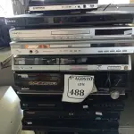 LOTE 488 - 10 APARELHOS DE DVD DIVERSOS.  (NO ESTADO) ATENÇÃO! FAZER A VISITAÇÃO ANTES DE ARREMATAR, NÃO SABEMOS SE FUNCIONA. LEILÃO NÃO TEM GARANTIA E NEM DEVOLUÇÃO, SUJEITO A POSSÍVEIS AVARIAS VISÍVEIS/OCULTAS E/OU AUSÊNCIA DE COMPONENTES.
