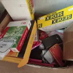 LOTE 477 - 01 CAIXAS COM VÁRIAS CAPAS DE CELULARES DIVERSOS E MODENS ANTIGOS (NO ESTADO) ATENÇÃO! FAZER A VISITAÇÃO ANTES DE ARREMATAR, NÃO SABEMOS SE FUNCIONA. LEILÃO NÃO TEM GARANTIA E NEM DEVOLUÇÃO, SUJEITO A POSSÍVEIS AVARIAS VISÍVEIS/OCULTAS E/OU AUSÊNCIA DE COMPONENTES.