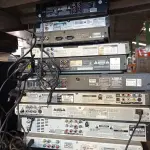 LOTE 469 - 11 APARELHOS DE DVD DIVERSOS.  (NO ESTADO) ATENÇÃO! FAZER A VISITAÇÃO ANTES DE ARREMATAR, NÃO SABEMOS SE FUNCIONA. LEILÃO NÃO TEM GARANTIA E NEM DEVOLUÇÃO, SUJEITO A POSSÍVEIS AVARIAS VISÍVEIS/OCULTAS E/OU AUSÊNCIA DE COMPONENTES.