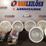 LOTE 324 - 08 LUMINÁRIAS. (NO ESTADO) ATENÇÃO! FAZER A VISITAÇÃO ANTES DE ARREMATAR, NÃO SABEMOS SE FUNCIONA. LEILÃO NÃO TEM GARANTIA E NEM DEVOLUÇÃO, SUJEITO A POSSÍVEIS AVARIAS VISÍVEIS/OCULTAS E/OU AUSÊNCIA DE COMPONENTES.