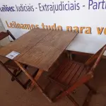 LOTE 390 - 01 MESA COM 04 CADEIRAS COM AVARIAS EM MADEIRA DOBRÁVEL. (NO ESTADO) ATENÇÃO! FAZER A VISITAÇÃO ANTES DE ARREMATAR, NÃO SABEMOS SE FUNCIONA. LEILÃO NÃO TEM GARANTIA E NEM DEVOLUÇÃO, SUJEITO A POSSÍVEIS AVARIAS VISÍVEIS/OCULTAS E/OU AUSÊNCIA DE COMPONENTES.