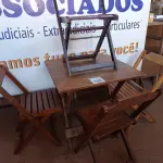 LOTE 410 - 01 MESA COM 04 CADEIRAS COM AVARIAS EM MADEIRA DOBRÁVEL. (NO ESTADO) ATENÇÃO! FAZER A VISITAÇÃO ANTES DE ARREMATAR, NÃO SABEMOS SE FUNCIONA. LEILÃO NÃO TEM GARANTIA E NEM DEVOLUÇÃO, SUJEITO A POSSÍVEIS AVARIAS VISÍVEIS/OCULTAS E/OU AUSÊNCIA DE COMPONENTES.