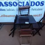 LOTE 330 - 01 MESA COM 04 CADEIRAS COM AVARIAS EM MADEIRA DOBRÁVEL. (NO ESTADO) ATENÇÃO! FAZER A VISITAÇÃO ANTES DE ARREMATAR, NÃO SABEMOS SE FUNCIONA. LEILÃO NÃO TEM GARANTIA E NEM DEVOLUÇÃO, SUJEITO A POSSÍVEIS AVARIAS VISÍVEIS/OCULTAS E/OU AUSÊNCIA DE COMPONENTES.